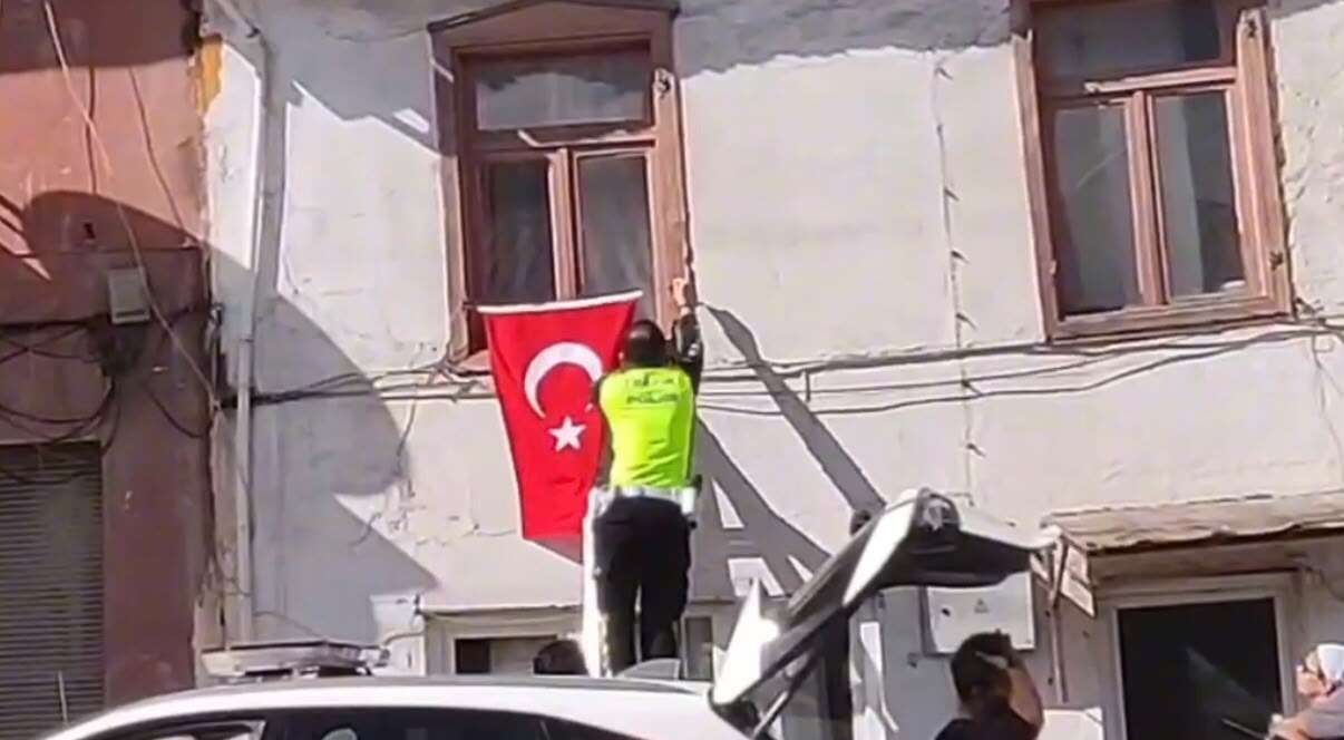 Milas Emniyetinden Anlamlı Hareket: Türk Bayrağına Sahip Çıktılar 2